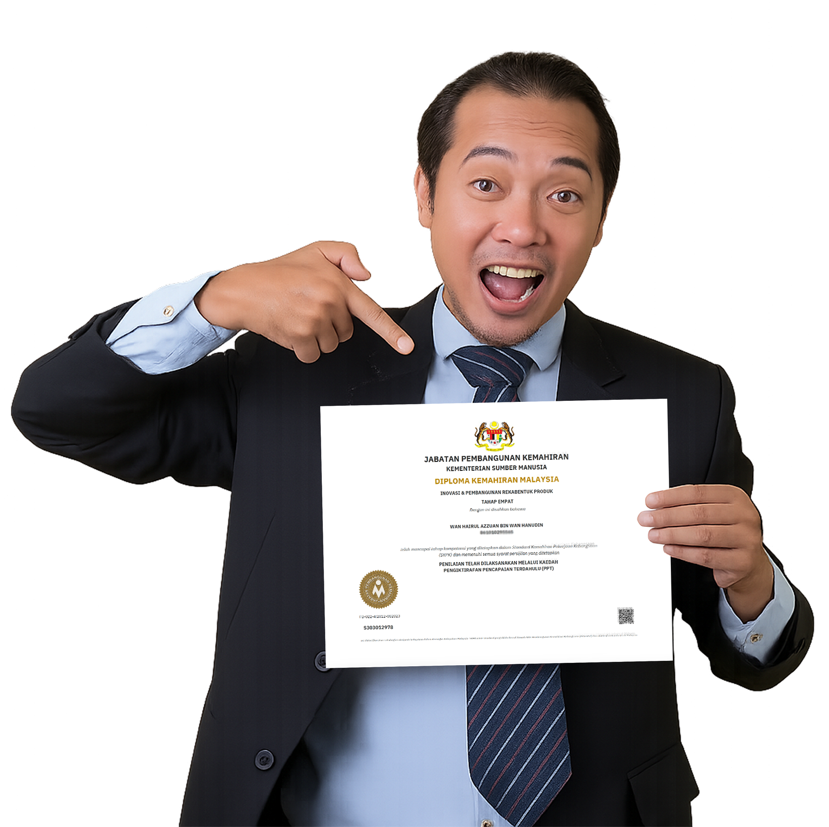 Graduan MITE menunjukkan sijil Diploma Kemahiran Malaysia yang diperoleh melalui kaedah PPT