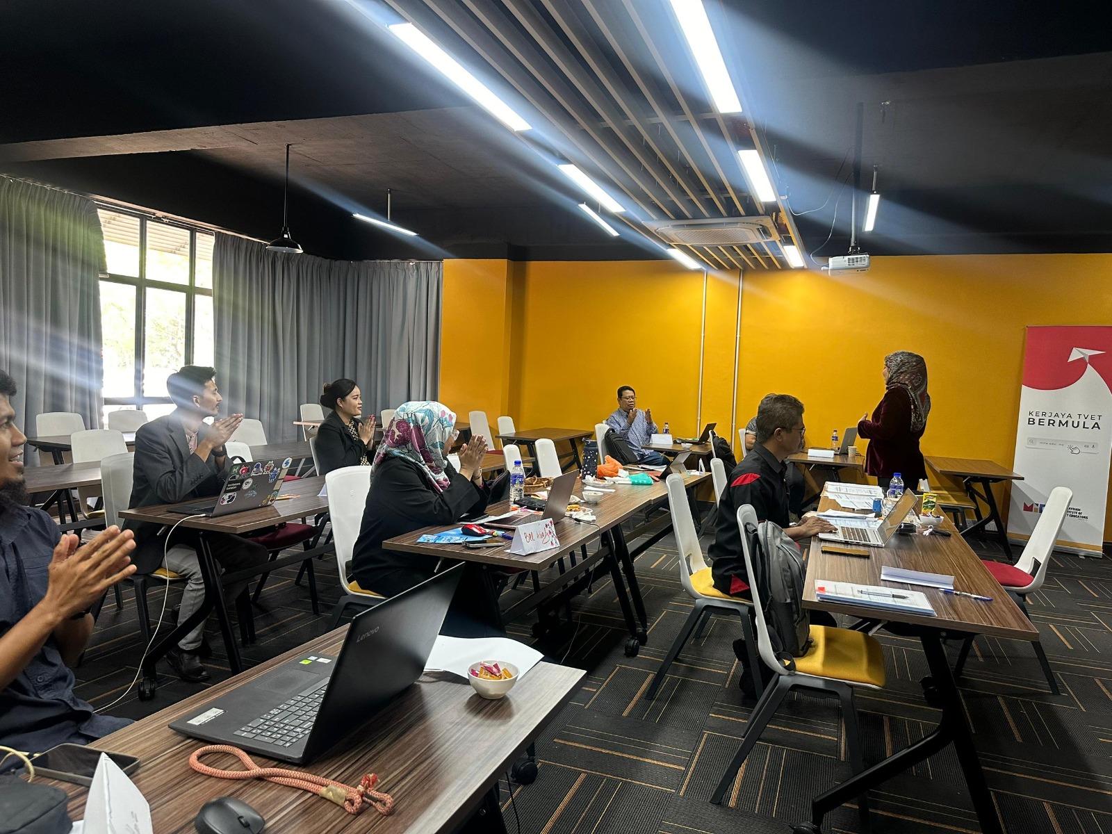 Sesi bimbingan PPT di pusat latihan MITE, Cyberjaya